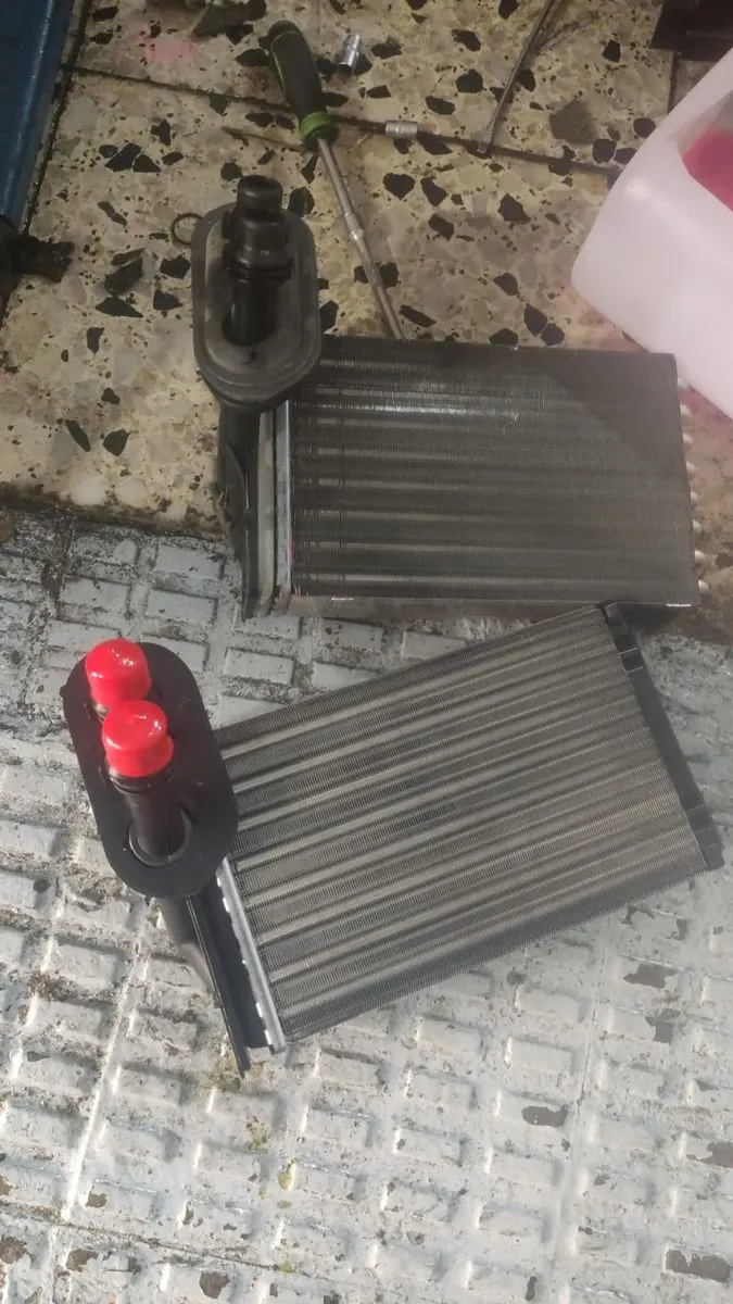 Dos radiadores en el suelo del taller YaCar Motor, en Reus