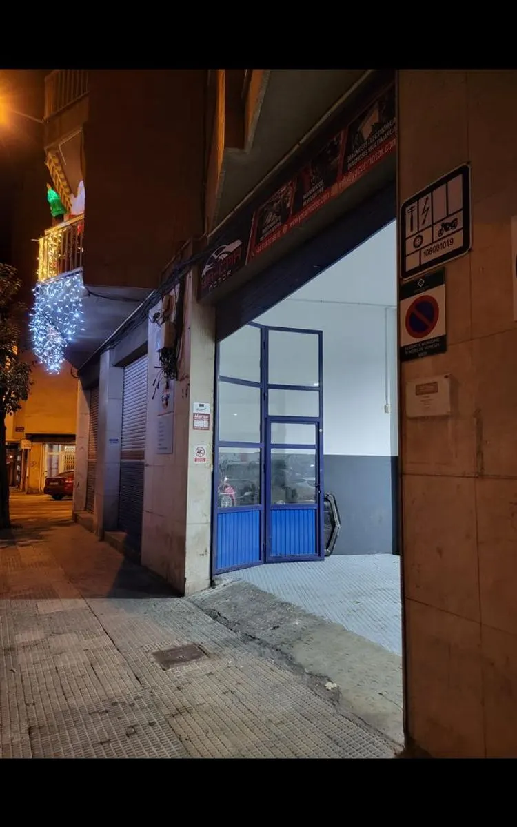 Entrada del taller YaCar Motor de noche, en Reus