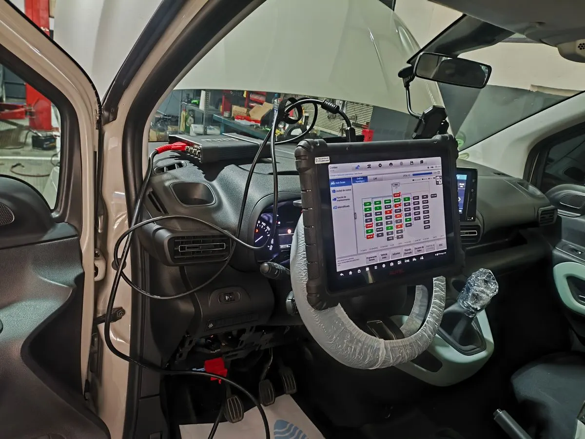 Equipo de diagnosis conectado en el habitáculo de un coche, en el taller YaCar Motor de Reus
