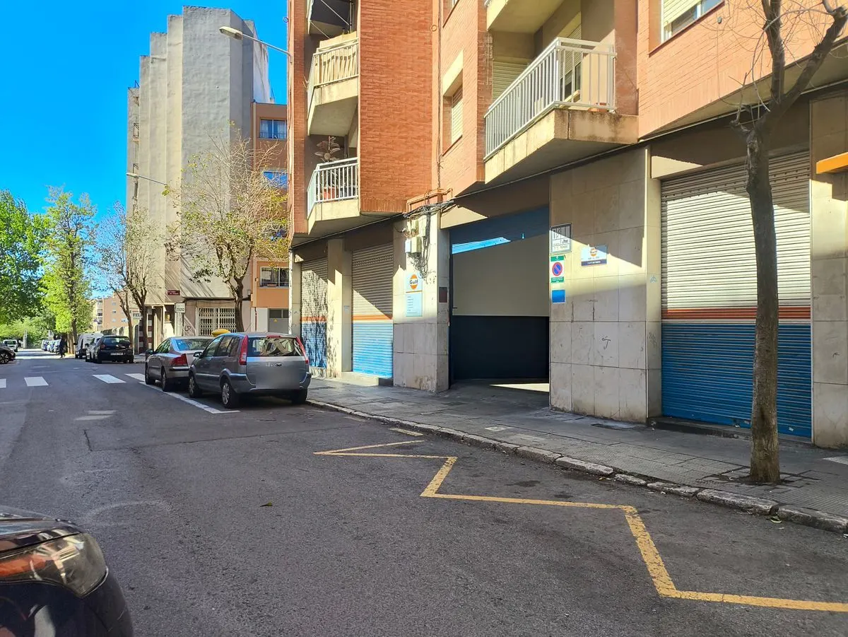 Fachada del taller YaCar Motor en el Carrer de la Pobla de Mafumet, en Reus