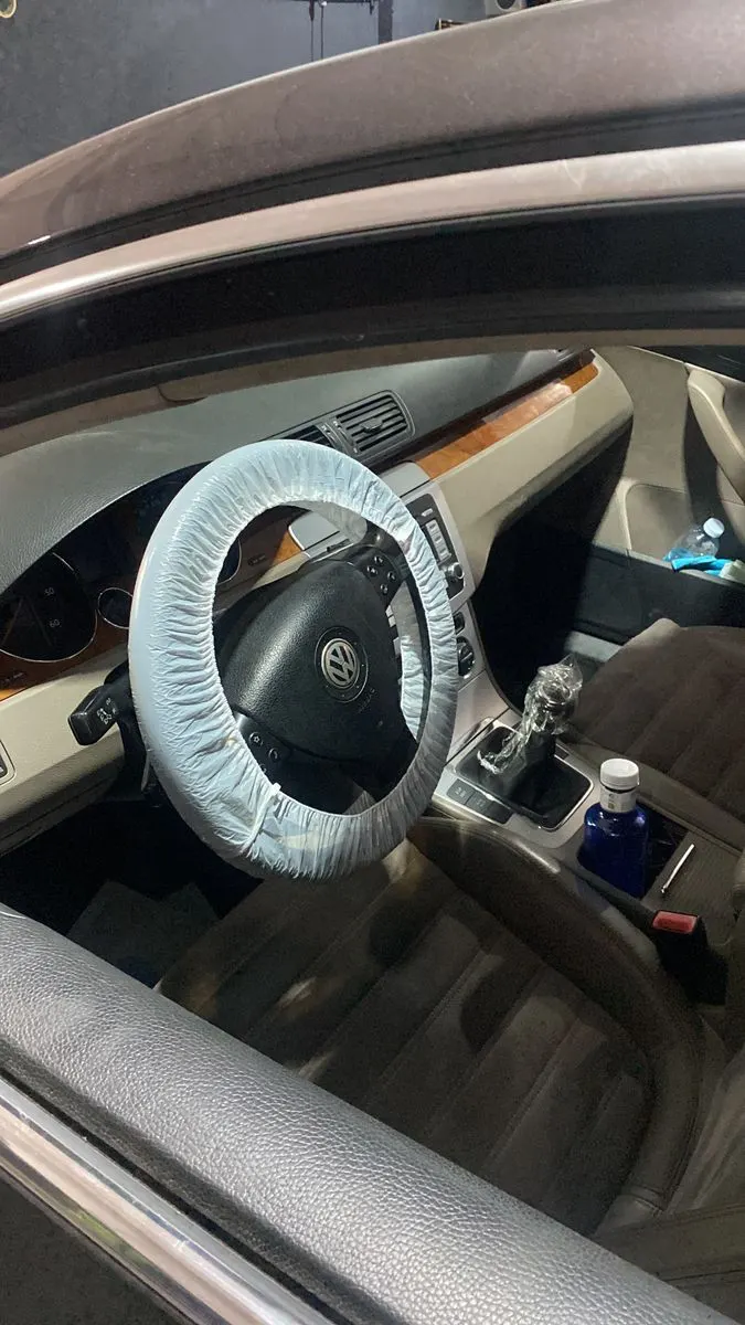 Habitáculo de un coche con la funda protectora puesta en el volante, en el taller YaCar Motor de Reus