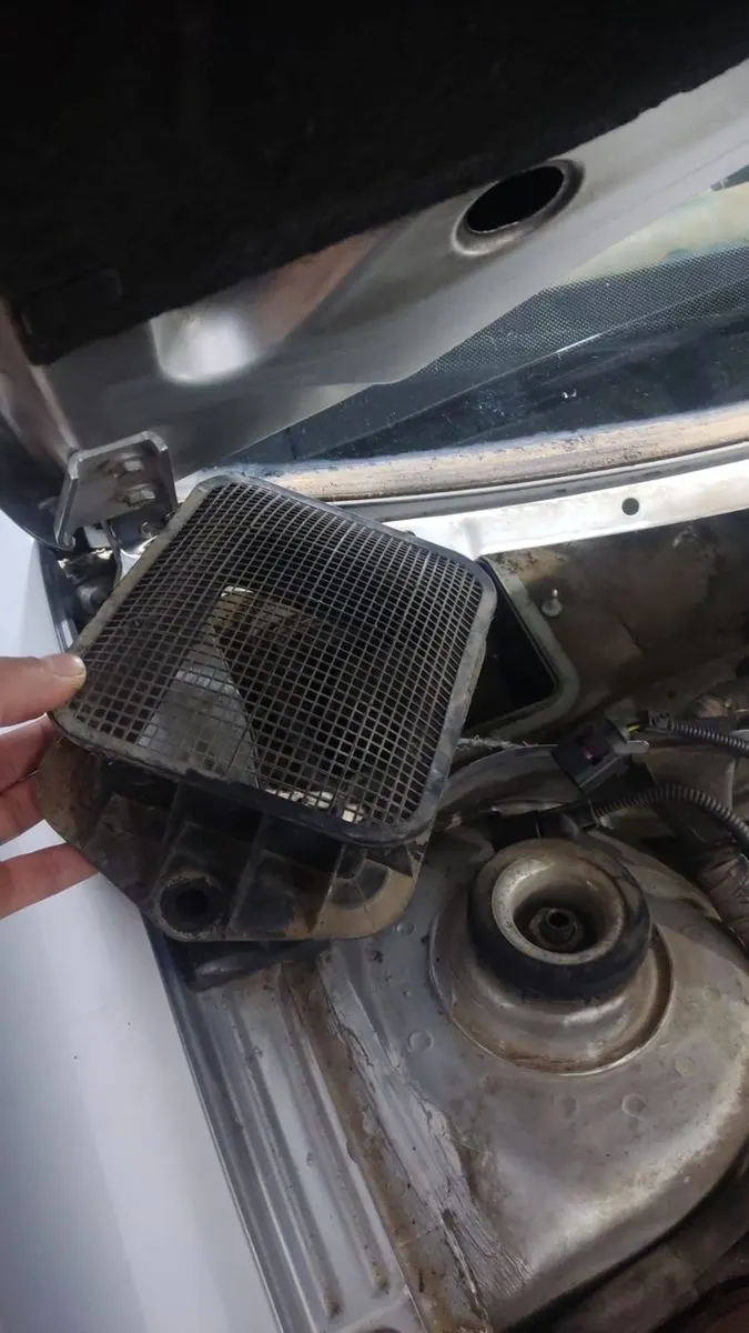 Rejilla de la entrada de aire bajo el parabrisas, recién desmontada en el taller YaCar Motor de Reus